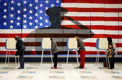Ciudadanos depositan su voto en un colegio de Chesterfield, Misuri (Estados Unidos) el 8 de noviembre de 2016.