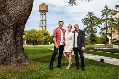 Los dos actores con el director Hagai Levi, en Venecia.
