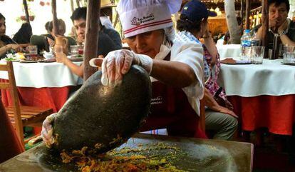Una cocinera trabaja en un bat&aacute;n en La Nueva Palomino en Arequipa.