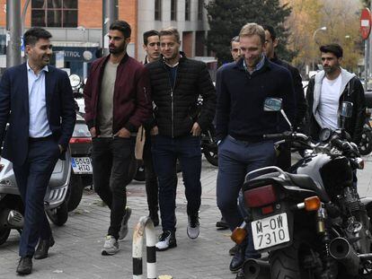 David Aganzo (i), presidente de la AFE, junto con varios jugadores del Reus el pasado martes.