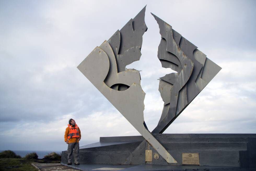 De arriba abajo, Paco Nadal, junto al monumento al Cabo de Hornos, escultura de José Balcells que representa un albatros en vuelo en honor a los marineros fallecidos en este enclave de Chile.