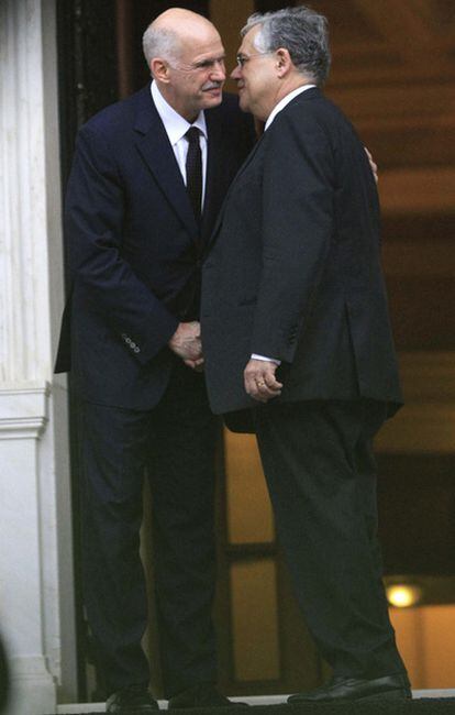 Papandreu felicita a Papademos, nuevo primer ministro de Grecia.
