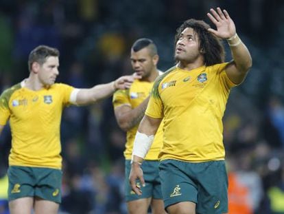 El australiano Tatafu Polota-Nau saluda a la afición tras la victoria ante Argentina.