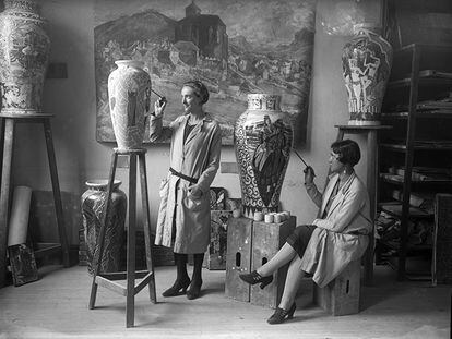 Una fotografía, tomada en 1928, de mujeres decorando objetos de alfarería en la escuela de cerámica de Francisco Abril, que se expone en 'Los 20 de los XX', en El Águila.