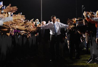 Romney saluda a sus seguidores en Land O’Lakes, Florida, el 27 de octubre.