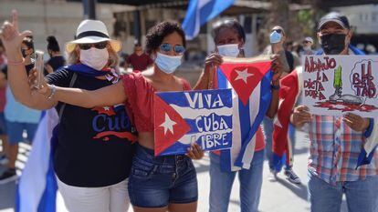 Luis Antonio Mac-Beath Jiménez sujetando una de las pancartas que ha dibujado en una manifestación de apoyo a las protestas en Cuba, el sábado 17 de julio, en Alicante. (Foto cedida)