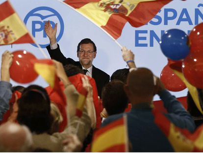 Rajoy saluda a los asistentes al mitín celebrado en Pamplona.