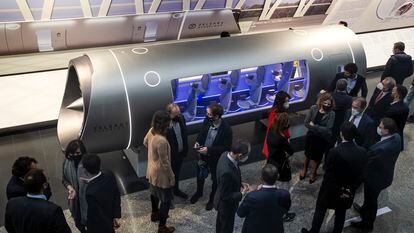 El presidente de la Generalitat, Ximo Puig (c) , y el ministro de Ciencia e Innovación, Pedro Duque, y la consejera de Innovación, Carolina Pascual , asisten a la presentación del vehículo Hyperloop de Zeleros.