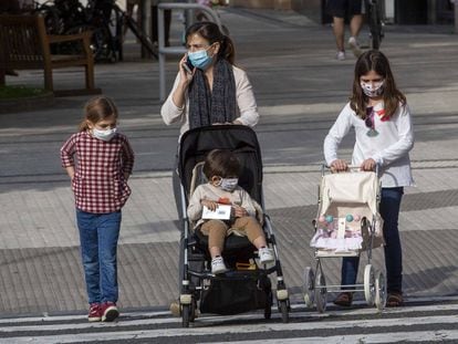 Una madre con sus tres hijos.