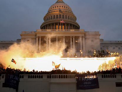 Imagen de una explosión durante la revuelta de los seguidores de Donald Trump en el Capitolio el 6 de enero de 2021.