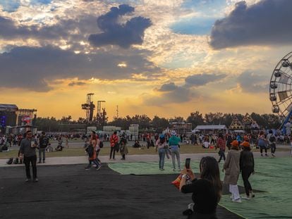 Personas caminan entre escenarios y atracciones en el Corona Capital en noviembre de 2021, en Ciudad de México.