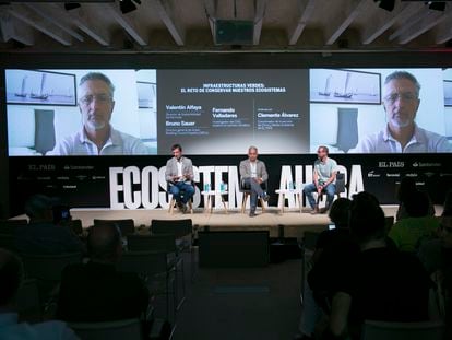 Fernando Valladares (en la pantalla), investigador del CSIC, experto en cambio climático, debate con Bruno Sauer (a la izquierda en la foto), director general de Green Building Council España (GBCe), y con Valentín Alfaya, director de sostenibilidad de Ferrovial (centro), moderados por Clemente Álvarez, coordinador de la sección de Clima y Medio Ambiente de EL PAÍS.