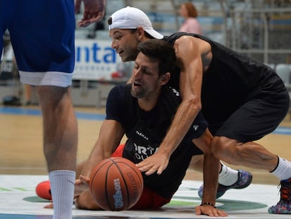 Dimitrov y Djokovic, durante un partidillo de baloncesto en Zadar el pasado día 18. / ZVONKO KUCELIN (AP)