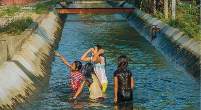 En ciertas partes de este canal de Guatemala los niños y las niñas nadan en las corrientes de agua del sistema de riego.