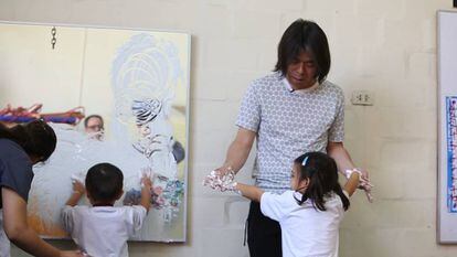 Katsuhiko Hibino anima a ni&ntilde;os a expresarse a trav&eacute;s del arte en Buenos Aires.
