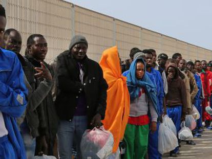 Un grup d'immigrants, aquest divendres a Lampedusa.