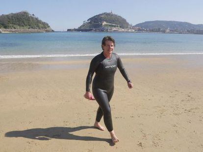 La candidata del PP a la alcaldía de San Sebastián, Miren Albistur, este lunes tras darse un baño en la playa de Ondarreta. 