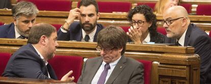 El presidente de la Generalitat, Carles Puigdemont (c), junto al vicepresidente Oriol Junqueras (i), y los diputados Roger Torrent (3d), Marta Rovira (2d) y Lluís Corominas (1d).