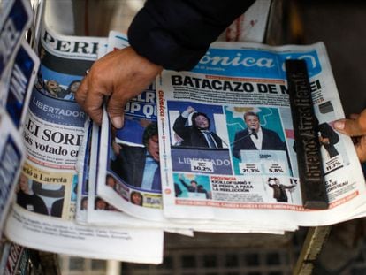 Un periódico que anuncia la victoria del candidato presidencial Javier Milei.