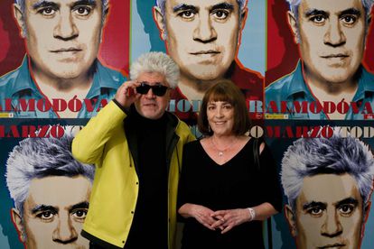 Pedro Almod&oacute;var y Carmen Maura, ayer en el inicio de la retrospectiva sobre el cineasta en la Filmoteca.