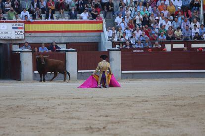 El diestro Morenito de Aranda ante uno de los toros de José Luis Pereda-La Dehesilla.