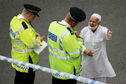 Un musulmán habla con la policía en la estación de metro de Stockwell.