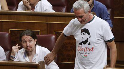 Pablo Iglesias observa cómo Diego Cañamero acude a votar.