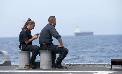 Dos miembros de la dotación, aprovechan un descanso, en la cubierta de la fragata, mientras está fondeada en el golfo de Adén, frente a las costas de Yibuti.