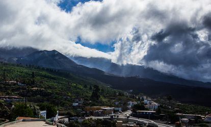Vista del volcán de Cumbre Vieja, de La Palma, desde el Mirador de Tajuya en El Paso.