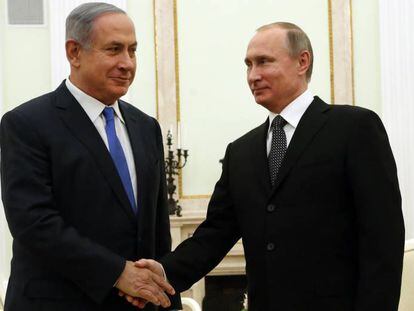 Benjam&iacute;n Netanyahu saluda a Vlad&iacute;mir Putin en Mosc&uacute;.