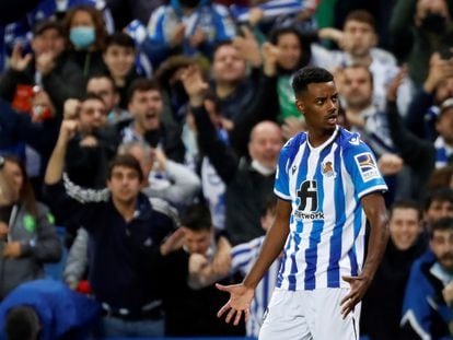 Isak celebra su gol en el partido de la Real Sociedad contra el Athletic esta temporada.