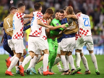 Los jugadores de Croacia celebran la victoria ante Brasil en la tanda de penaltis.