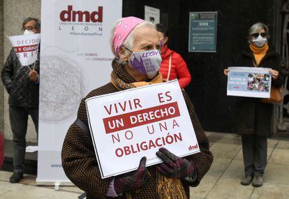 Concentración celebrada el pasado jueves ante el Ayuntamiento de León en apoyo a ley de la eutanasia.