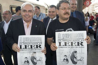 El presidente del Principado, Vicente Álvarez Areces (izquierda), y Paco Taibo II, ayer a la llegada del tren.