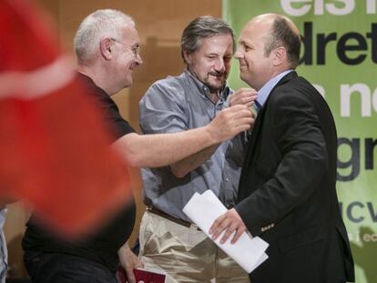 Cayo Lara y Willy Meyer saludan al candidato griego de Syriza, Stavros Karagkounis