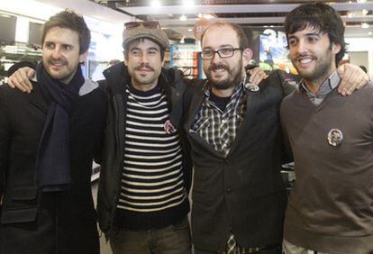 De izquierda a derecha, los actores Julián López y Unax Ugalde, el cineasta Borja Cobeaga y el guionista Diego San José.