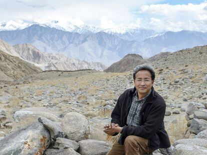 El ingeniero Sonam Wangchuk en la región de Ladakh, con las montañas Transhimalayas de fondo. ©Rolex