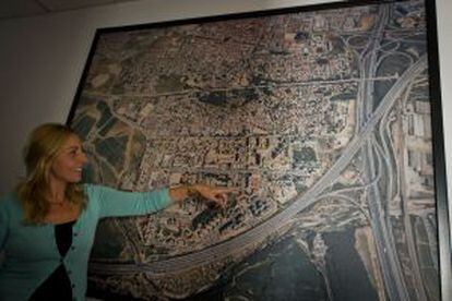 La alcaldesa de Badia, Eva Menor, muestra como el municipio tiene la misma forma que la península ibérica visto desde el aire.