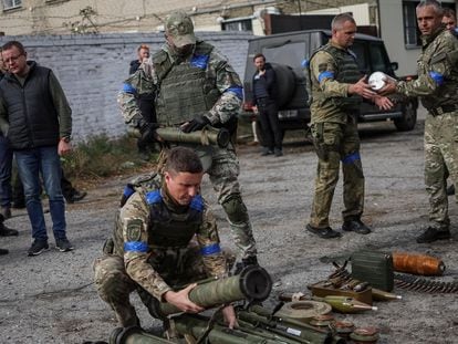 Un zapador clasificaba el lunes proyectiles rusos hallados en la ciudad de Udy, recién recuperada por el ejército de Ucrania.