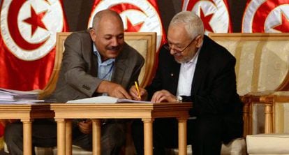 El l&iacute;der islamista tunecino, Rachid Ghanuchi, firma el s&aacute;bado el acuerdo con los dem&aacute;s partidos.