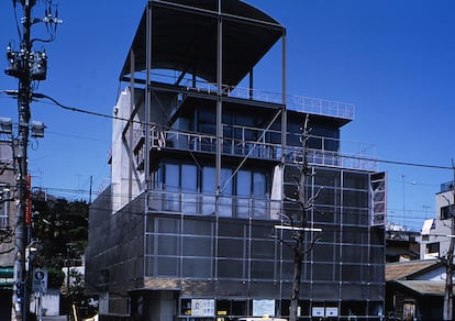 Gazebo, Yokohama, 1986. The architect's own house took advantage of the regulations - which allowed it to grow from 4 to 26 meters and allow businesses and housing to coexist - to connect neighboring rooftops.