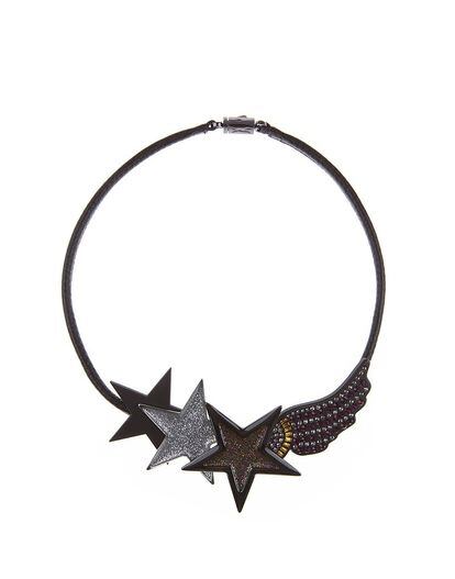 La guinda del atuendo la podemos poner con este collar de estaño, plomo y piel con forma de estrella. De Bimba & Lola. Precio: 100 euros.