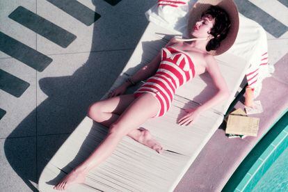La actriz Mara Lane decantándose por las rayas en 1954, en la piscina del extinto Sands Hotel en Las Vegas.