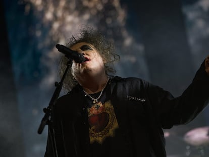 El líder de la banda británica The Cure, Robert Smith, en el inicio del concierto de la banda en el Palau Sant Jordi de Barcelona