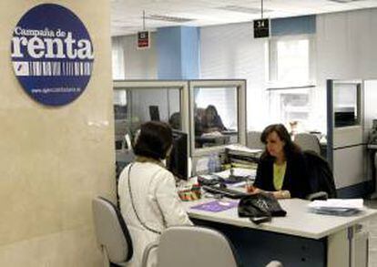 Una mujer pide información en una oficina de la Agencia Tributaria en Madrid. EFE/Archivo