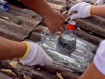 Solo se necesita una botella de plástico rellena de agua con un poco de lejía.