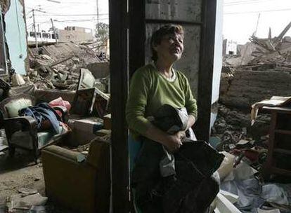 Margarita Román Gutiérrez contempla lo que queda de su casa familiar en el centro de Pisco.