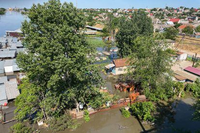 Vista aérea de una calle de Jersón inundada, tras el colapso de la presa. 