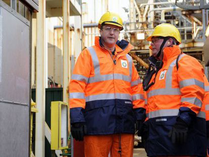 El primer ministro brit&aacute;nico, David Cameron, visita  una plataforma petrol&iacute;fera en el mar del Norte, a unas 100 millas de la localidad escocesa de Aberdeen