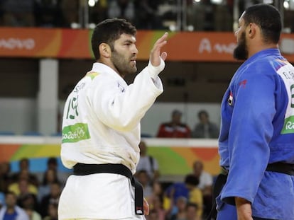 El egipcio Islam El Shehaby (derecha) y su rival Israels Or Sasson (izquierda).